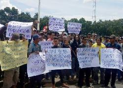 Sopir Truk Batu Bara Kepung Kantor Gubernur Sumsel