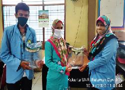 Tim Relawan Covid-19 Kukerta UNRI, Bagikan Face Shield ke Kantor Lurah Sidomulyo Barat