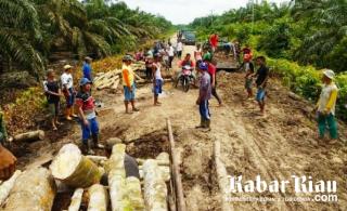 PT Guna Tata Wahana Bantu Warga Siak Kecil Perbaiki Jalan Rusak
