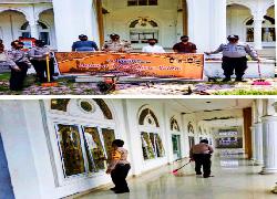 Polsek Rantau Kopar Bersih- Bersih Rumah Ibadah Dalam Rangka Peringatan Tahun Baru Islam 1442 H