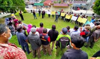 Cegah Penyebaran Covid-19, Polisi di Inhu Bubarkan Massa Penggugat "LSM Korek"