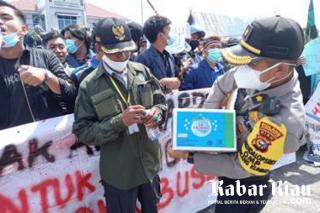 Kapolres Bengkalis Bagikan Aqua Pada Massa Mahasiswa Tolak Omnibus Law