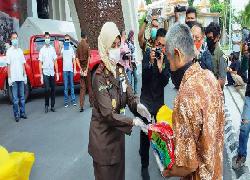 Kejati Riau Berbagi, Ratusan Paket Sembako Disalurkan