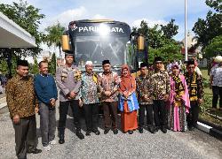 Wabup Kampar Lepas15 Orang Masyarakat Panutan Untuk Umroh