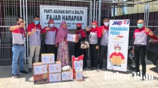 JNE Pekanbaru Bahagia Bersama dengan Berbagi Pada Panti Asuhan