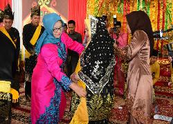 Bupati Amril dan Istri Dinobatkan Gelar Adat