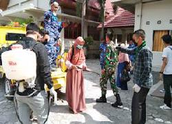 Rumah Warga Pekanbaru Disemprot Disinfektan Mahasiswa dan Tim