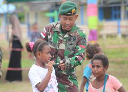 Dansatgas Pamtas RI-PNG Yonif MR 411/Pandawa Saksikan Semarak Prajurit TNI Bersama Masyarakat di Marauke