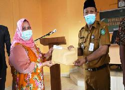 Isdianto Serahkan BLT Secara Simbolis