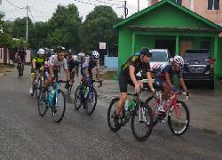 Diguyur Hujan Peserta Tour de Bintan 2019 Tetap Semangat