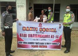 Ipda Khamry Gufron Langsung Antar Sembako Kerumah Warga, "Terima Kasih Pak Polisi"