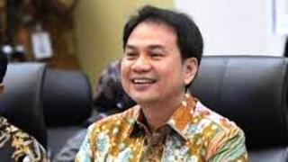 Muka Azis Syamsuddin Lebam-lebam, Kaki Luka