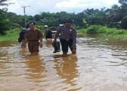 Aparat Kepolisian, TNI dan Pemerintah Tinjau Lokasi Banjir di Ukui