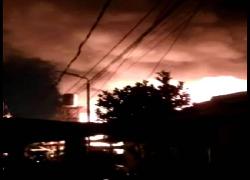 Ditengah Euforia Pergantian Tahun, Kebakaran Hanguskan 4 Rumah di Kampung Dalam