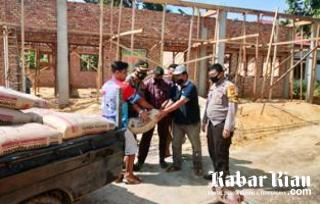 Kapolsek Tapung Serahkan Bantuan 50 Sak Semen Pembangunan TPA Nurul Iman Petapahan