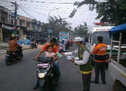 Baznas Kampar Bagikan Ribuan Masker Pada Masyarakat Pengguna Jalan