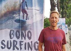 Dua Peselancar Perancis Taklukkan Gelombang Tujuh Hantu di Pelalawan