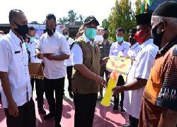 Secara Simbolis, Kunci Mobil Ambulan Diserahkan Catur Pada Dua Camat