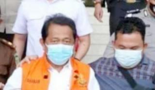 Sekda Prov Riau Yan Prana Dipakaikan Baju Baru Tahanan Kejati Riau