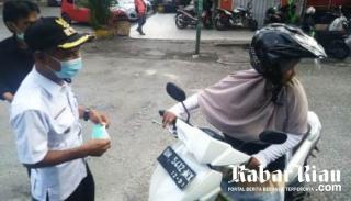 Lurah Sukaramai Apresiasi Karang Taruna Bagi-bagi Masker
