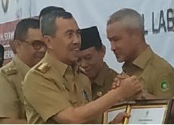Bupati Amril Dianugerahi Penghargaan TTG