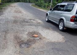 Baru Sebulan Dibangun Jalintim Pelalawan Berlobang Lagi