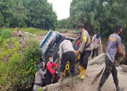 Salut..Demi Memadamkan Titik Api! Mobil Patroli Polres Rohil Jatuh Keparit