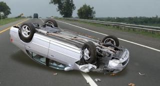 Diduga Gagal Fokus, Pengendara Toyota Crown Ini Hantam Separator Busway