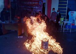 Bum, Wartawan Berhamburan Saat Musnahkan BB Ganja Tong Meledak