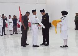 Bupati Pulau Morotai. Benny Laos Mengukuhkan 34 Anggota Paskibraka Kabupaten Pulau Morotai