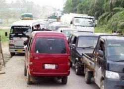 Jalan Lintas Dumai Pekanbaru Macet Mengular