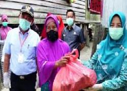 Hj Maynar Harris Bagi Sembako dengan Mengikuti Protokol Kemenkes