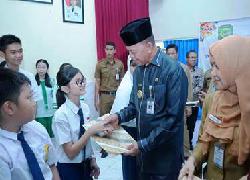 Wako Tanjungpinang Serahkan Apresiasi Pendidikan kepada Siswa Berprestasi