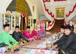 LAMR Bengkalis Pinang Bupati Amril dan Istri