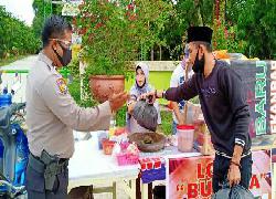 Relawan Effendi Sianipar Bagikan Sembako Door to door