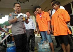 Dapat Keuntungan 60 Juta Perbulan,3 Tukang Suling Tabung Gas Elpiji Satu Sel