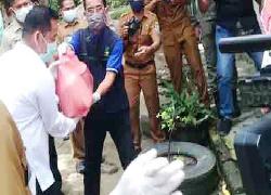 Ringankan Beban Warga, HM Harris dan Wakilnya Bagikan Sembako