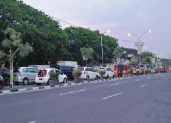 Papan Reklame di Gresik Ambruk ke Badan Jalan Tol