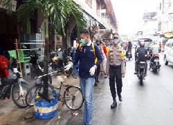 Warga Kaget Kapolres Bengkalis Turun Tangan Semprotkan Disinfektan dan Lakukan Himbuan