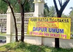 Dalam Spanduk Warga Tigaraksa Tolak Dapur Umum Dekat TPS