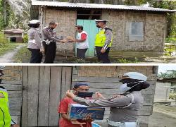 Bagikan Paket Sembako. KBO Lantas Rohil Door To Door Kewarga Kurang Mampu