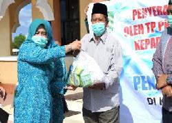 TP PKK Bengkalis Akna Juita Serahkan Bantuan ke Masjid