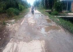 Derita Warga Bengkalis Bertambah Karena Jalan Dibiarkan PUPR Berlobang